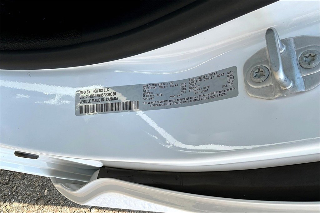 Used 2025 Chrysler Pacifica Select image 36