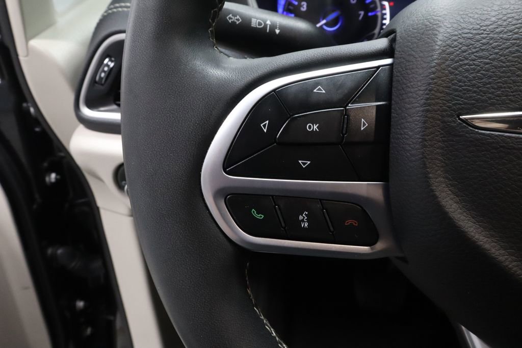 Used 2022 Chrysler Pacifica Touring-L w/ Uconnect Theater Family Group FWD image 29
