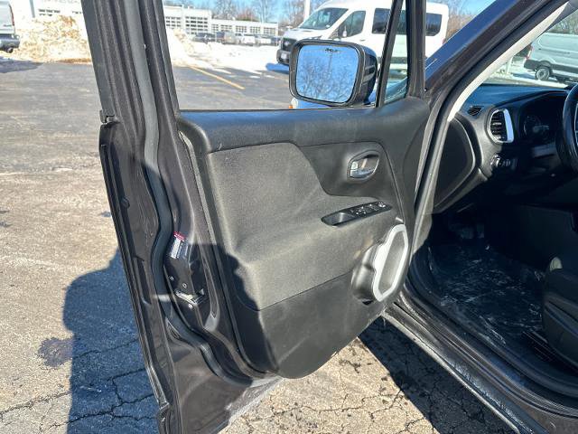 Used 2020 Jeep Renegade Latitude w/ Cold Weather Group image 28