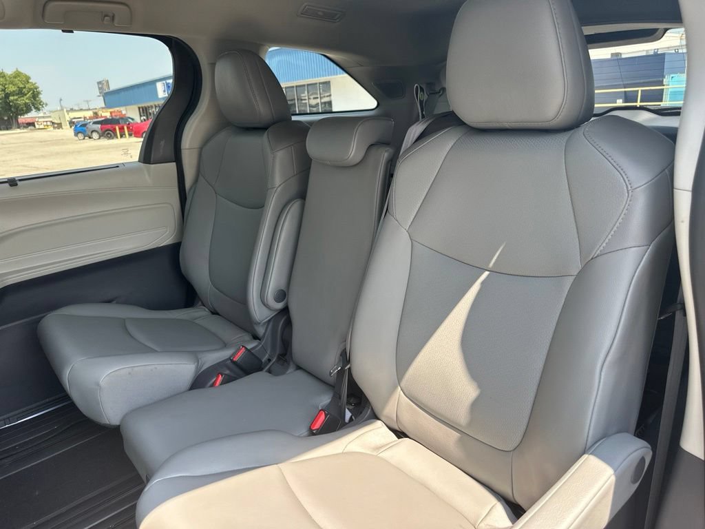 Used 2021 Toyota Sienna XLE w/ XLE Plus Package FWD image 19