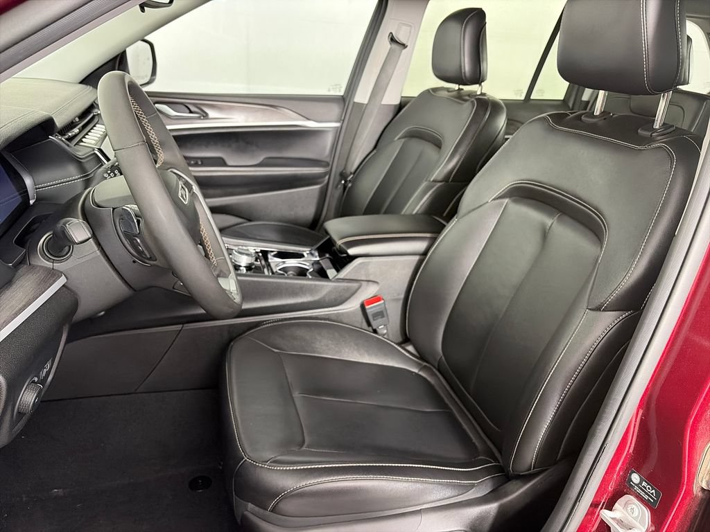 Used 2023 Jeep Grand Cherokee Limited w/ Black Appearance Package AWD/4WD image 11