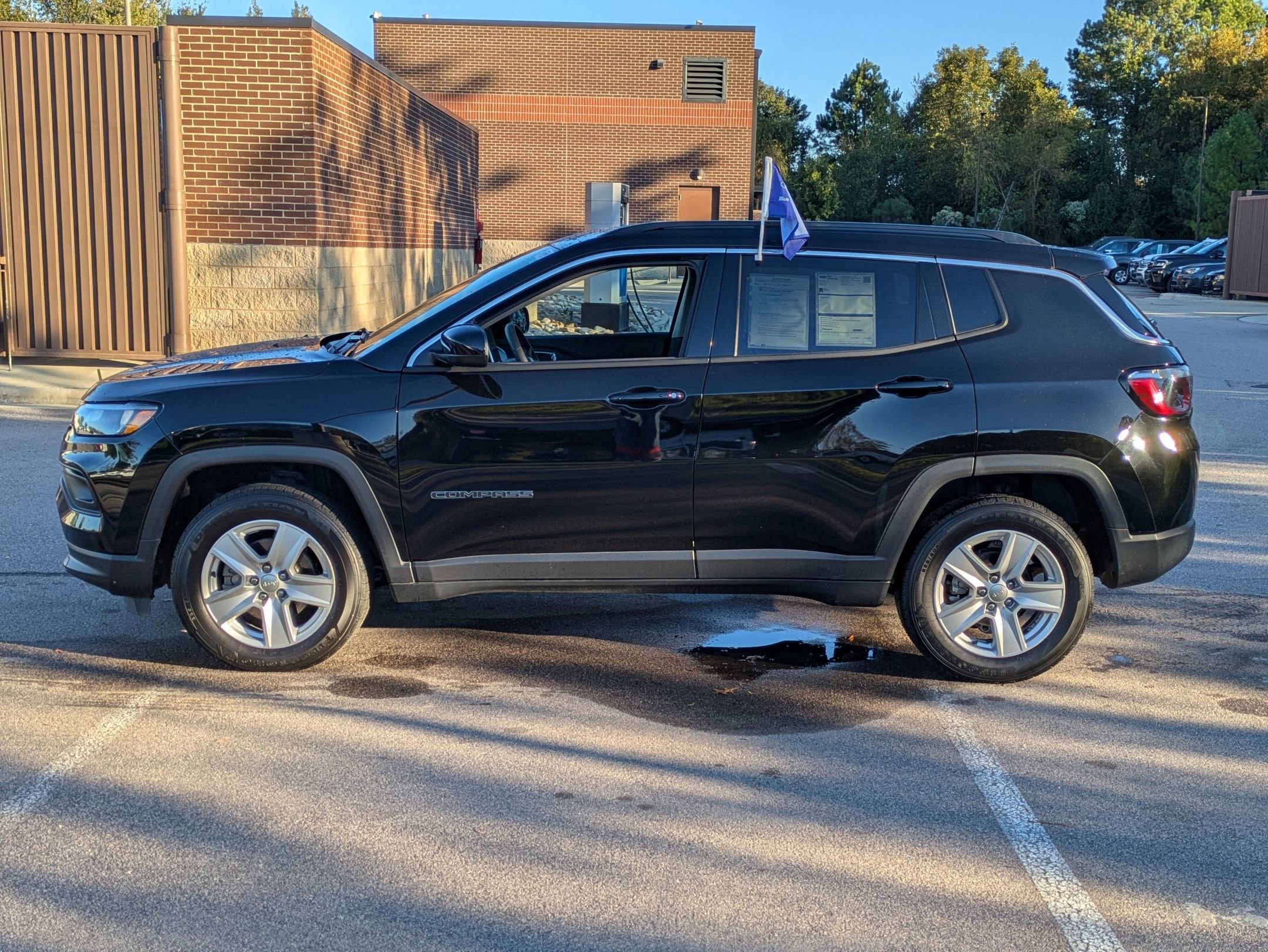 Used 2022 Jeep Compass Latitude image 3