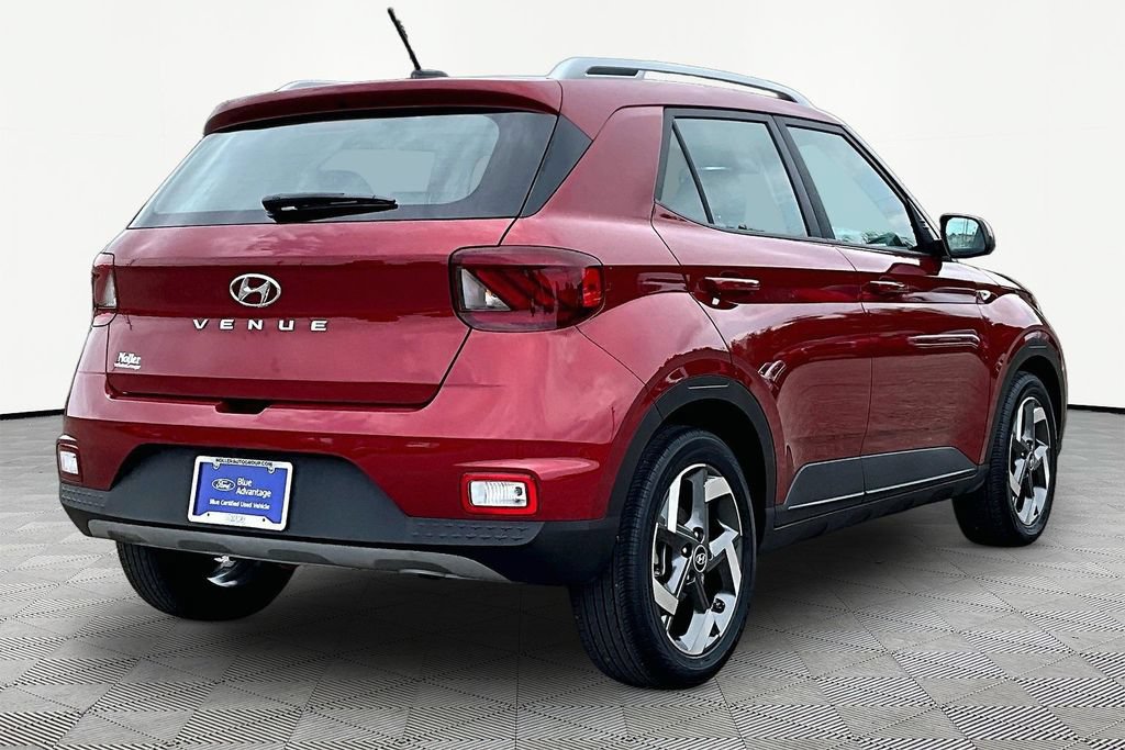 Used 2024 Hyundai Venue Limited FWD image 2