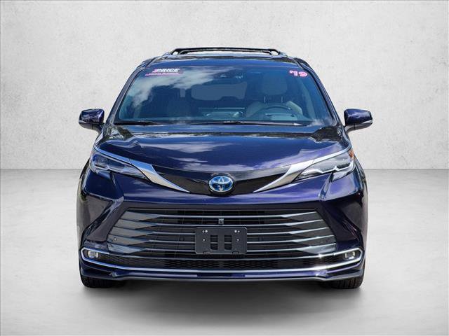 Used 2025 Toyota Sienna Platinum AWD/4WD image 2