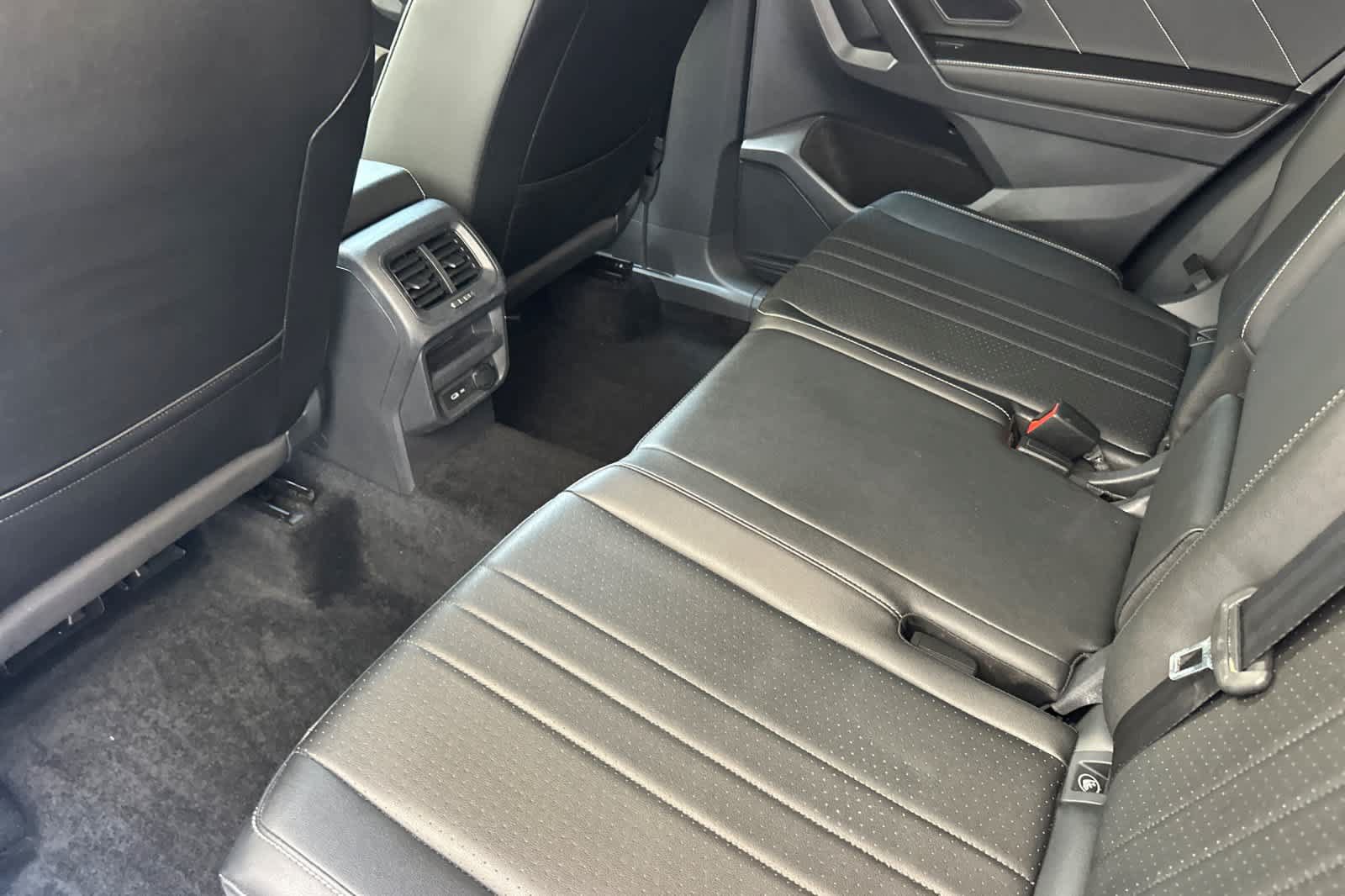 Used 2023 Volkswagen Tiguan SE AWD/4WD image 4