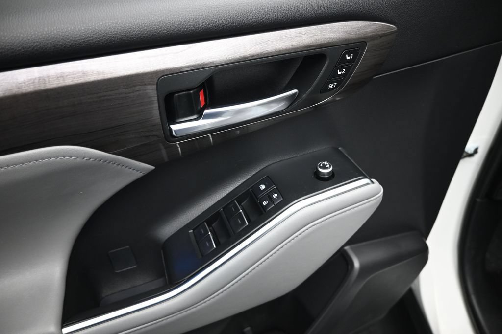 Used 2022 Toyota Highlander Limited FWD image 11