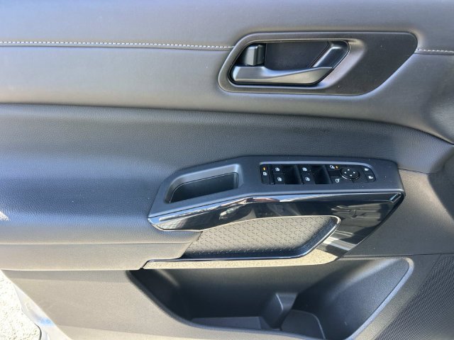Used 2025 Nissan Pathfinder S FWD image 30