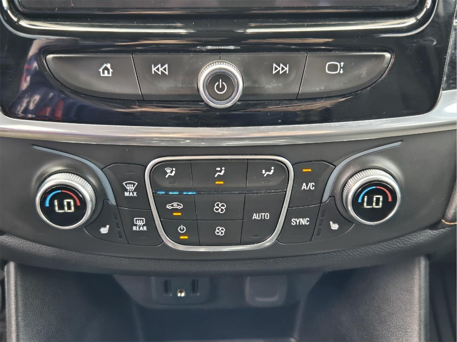 Used 2019 Chevrolet Traverse LT FWD image 17