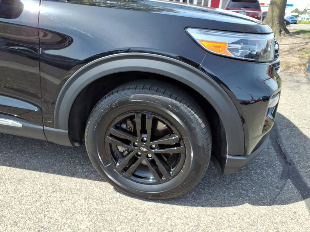 Certified 2023 Ford Explorer XLT w/ Equipment Group 202A AWD/4WD image 5
