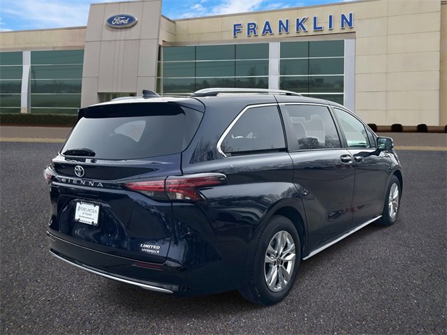 Used 2022 Toyota Sienna Limited image 5