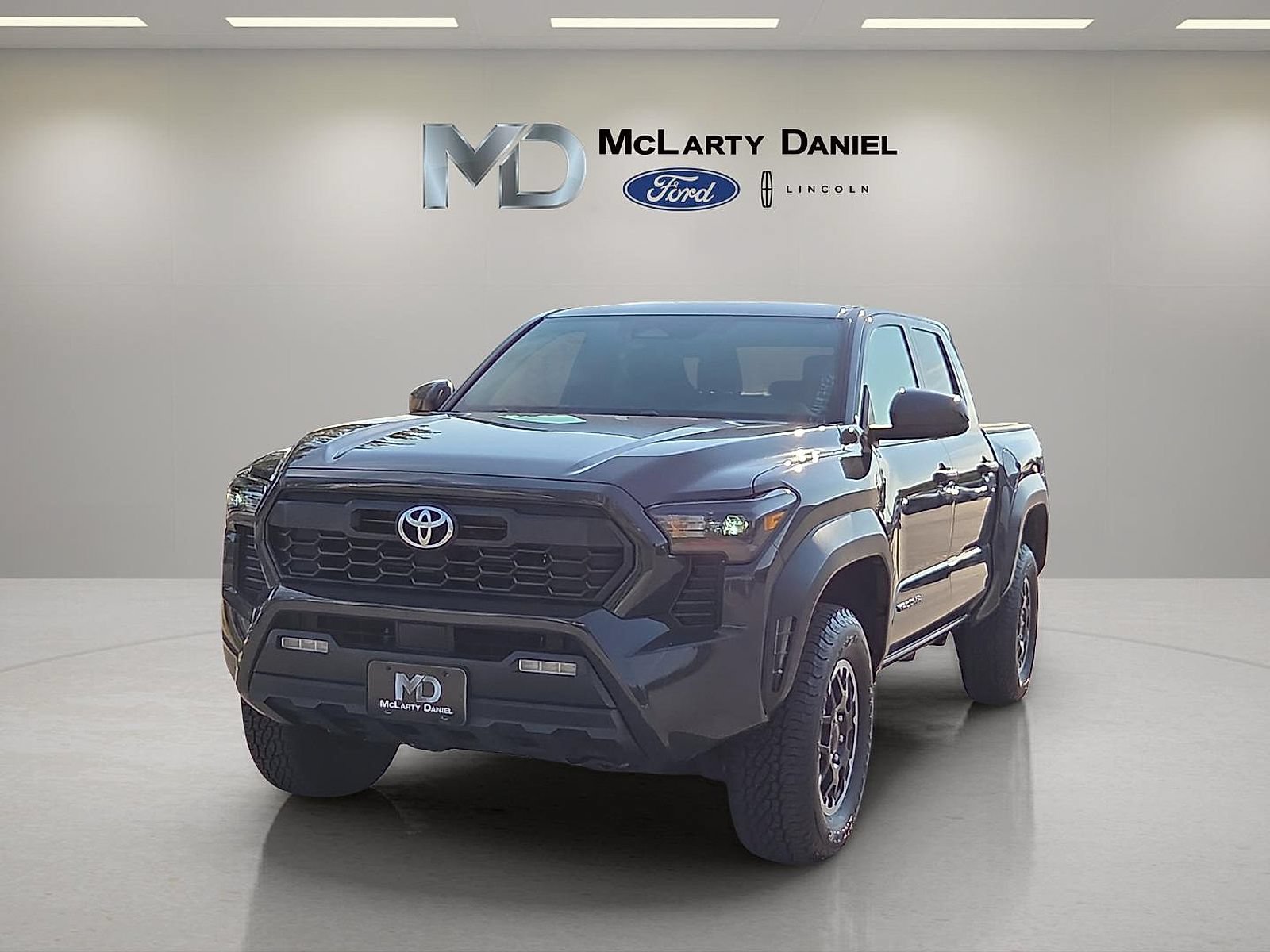 Used 2025 Toyota Tacoma TRD Off-Road AWD/4WD image 2