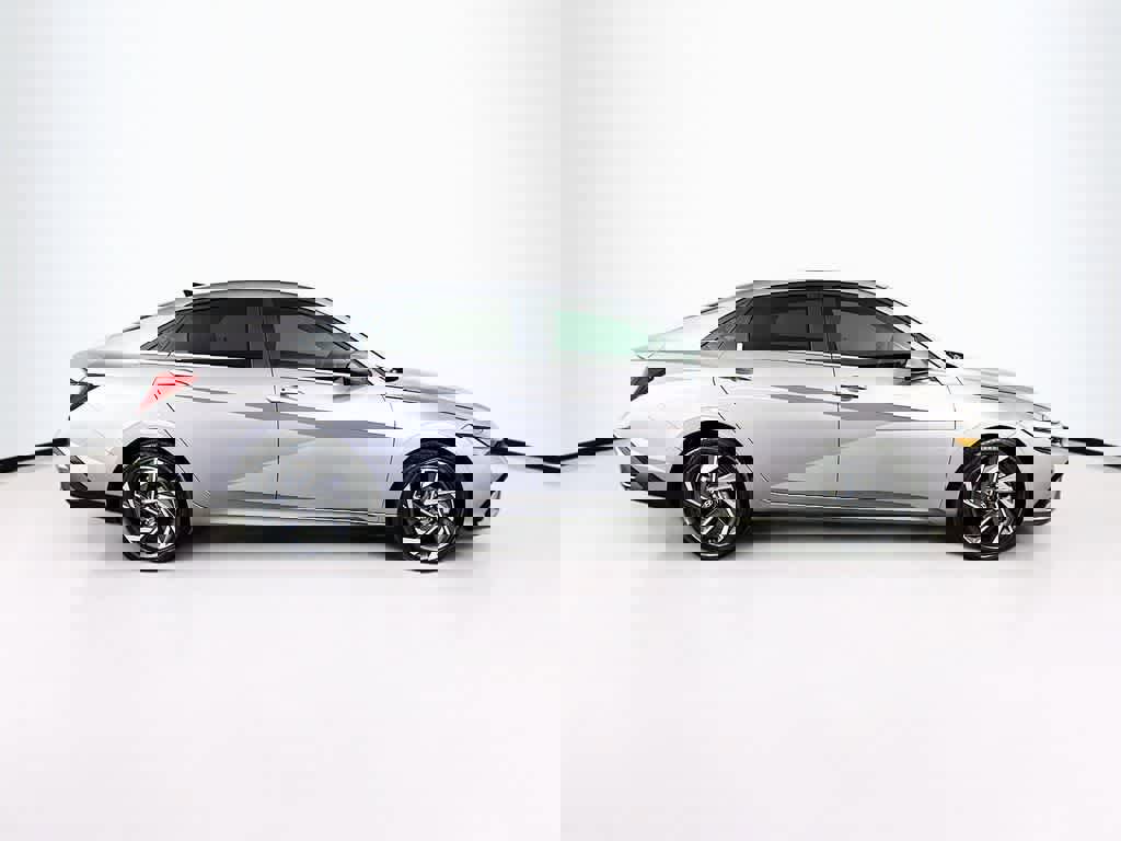 Used 2025 Hyundai Elantra SEL image 6