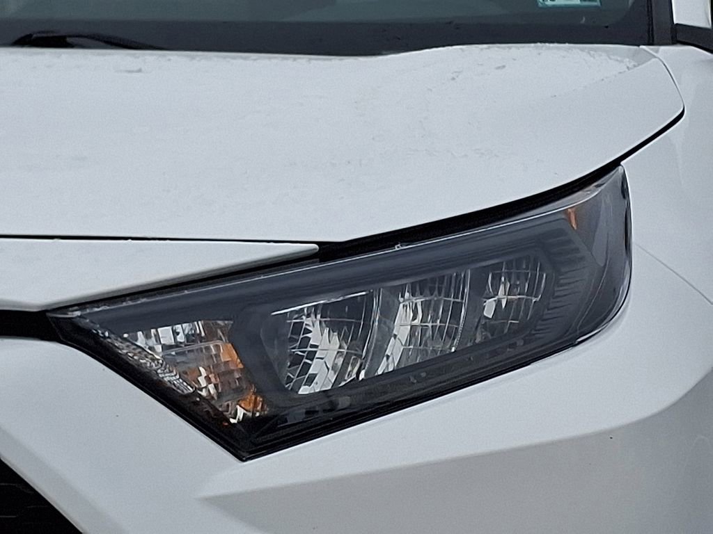 Used 2021 Toyota RAV4 LE image 9