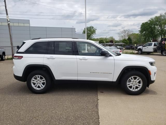 Used 2023 Jeep Grand Cherokee Laredo w/ Luxury Tech Group I AWD/4WD image 3