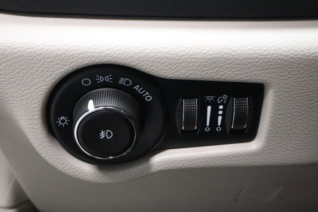 Used 2022 Chrysler Pacifica Touring-L w/ Uconnect Theater Family Group FWD image 28