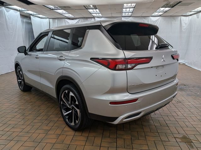 Used 2024 Mitsubishi Outlander SE image 3