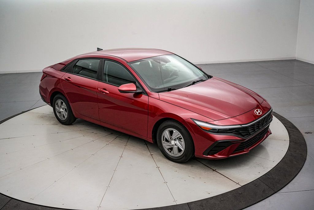 Used 2025 Hyundai Elantra SE image 8