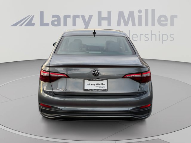 Used 2022 Volkswagen Jetta SE w/ Panoramic Sunroof Package FWD image 4