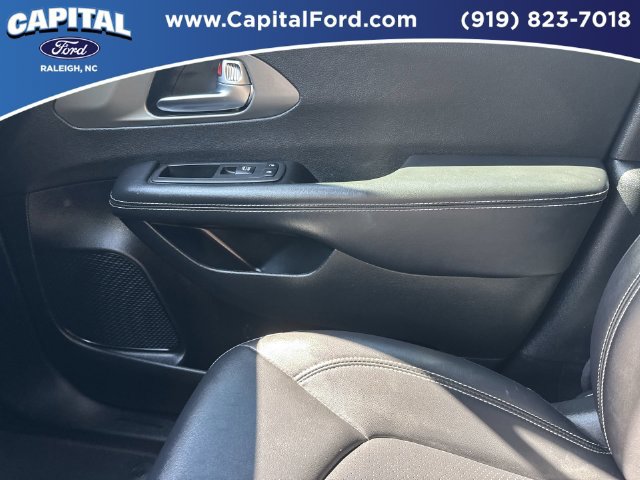 Used 2025 Chrysler Pacifica Select FWD image 28