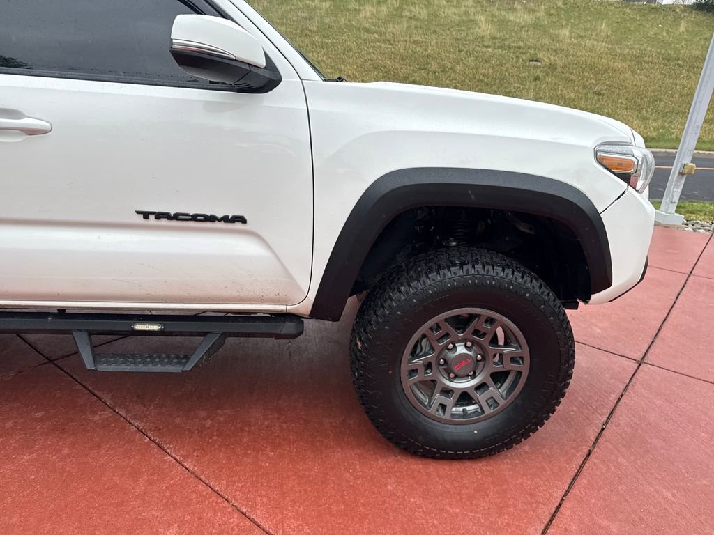 Used 2022 Toyota Tacoma TRD Off-Road AWD/4WD image 32