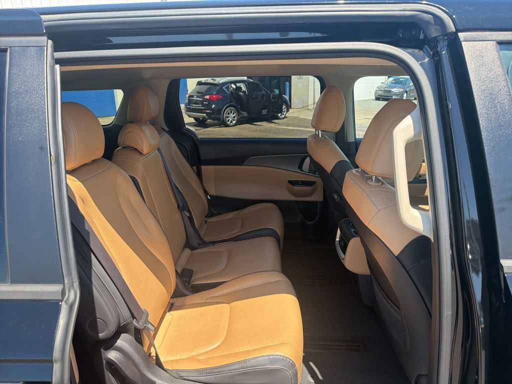 Used 2024 Kia Carnival LX FWD image 42