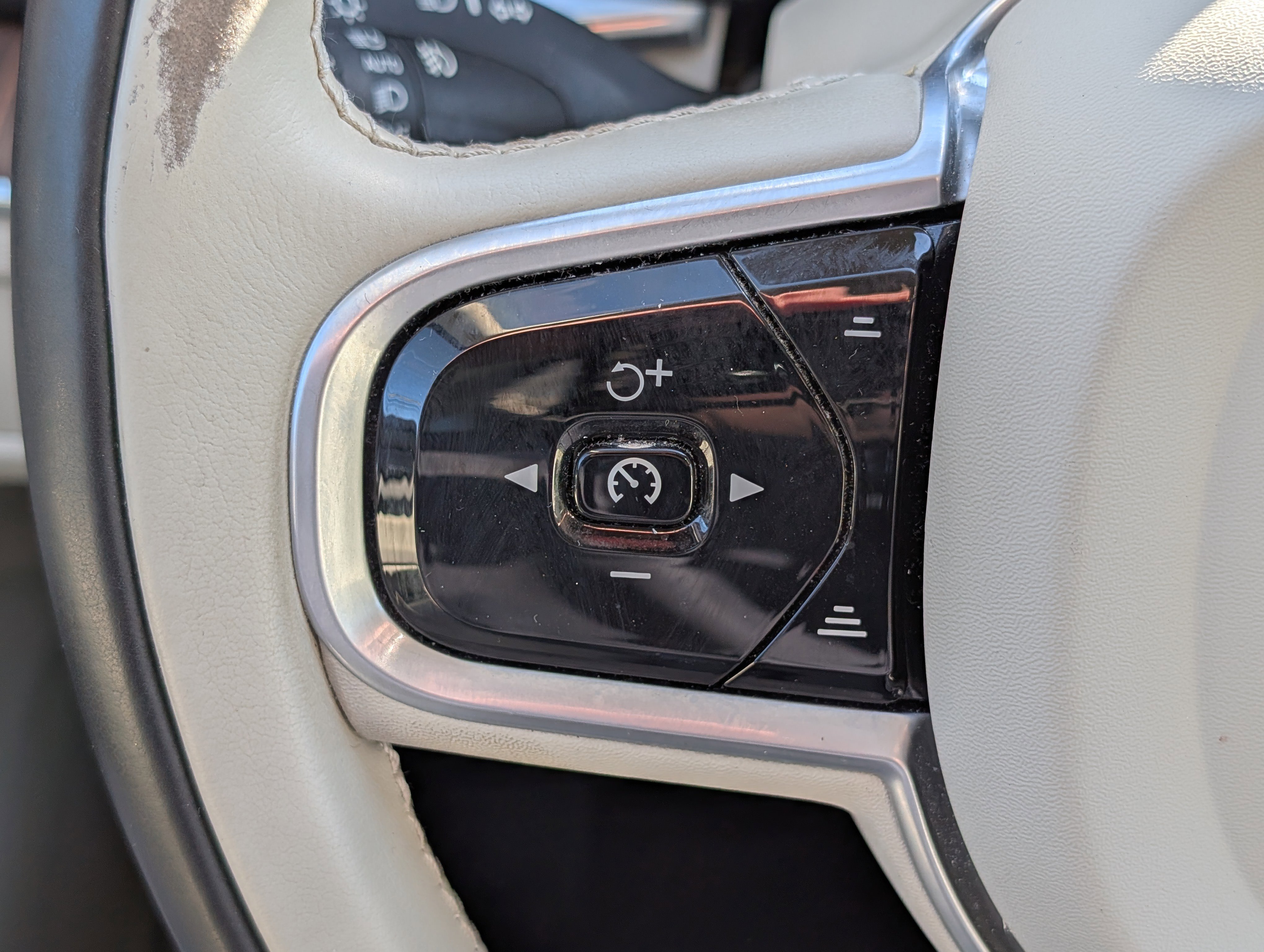 Used 2020 Volvo XC60 T5 Inscription w/ Protection Package Premier image 25