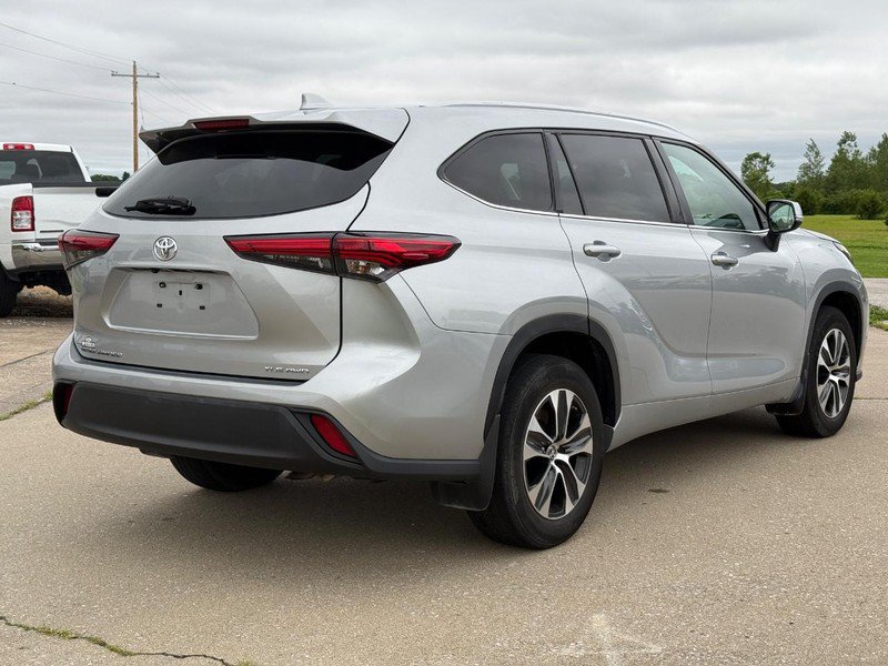 Used 2022 Toyota Highlander XLE AWD/4WD image 5