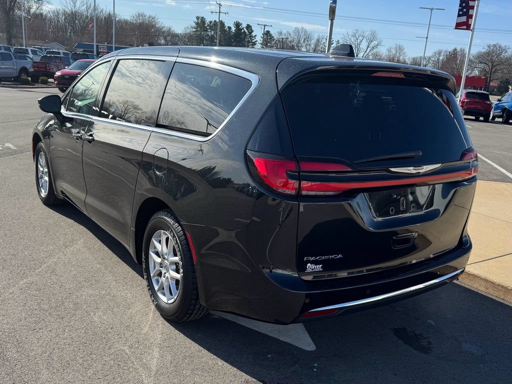 Used 2023 Chrysler Pacifica Touring-L FWD image 6