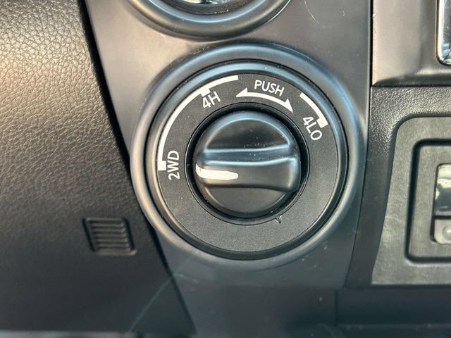 Used 2018 Nissan Titan SV w/ SV Convenience Package AWD/4WD image 30