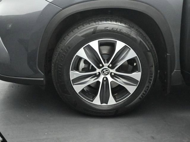 Used 2021 Toyota Highlander XLE AWD/4WD image 36