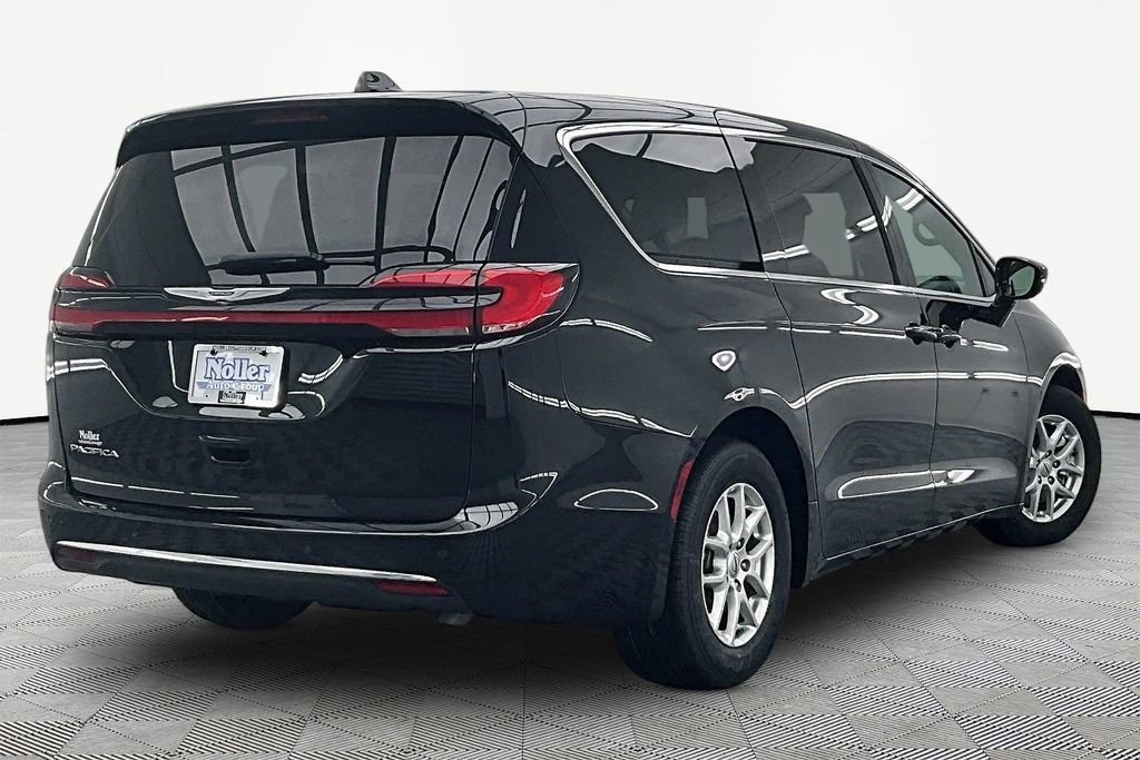Used 2025 Chrysler Pacifica Select FWD image 2