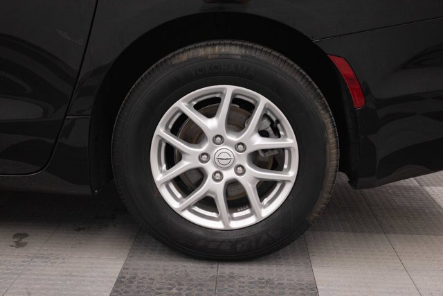 Used 2025 Chrysler Pacifica Select FWD image 16