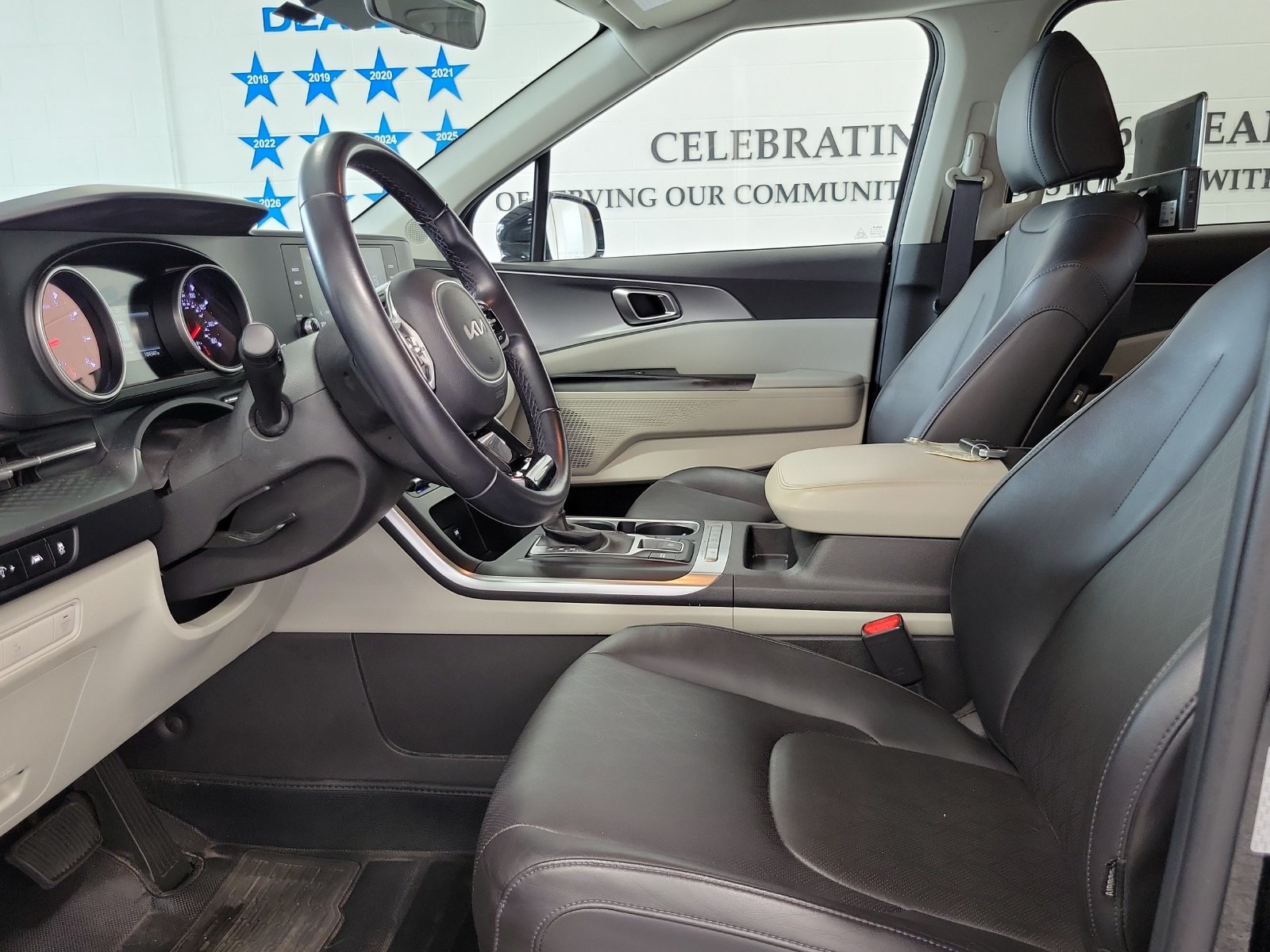 Used 2022 Kia Carnival LX w/ Paint Protection Package FWD image 8