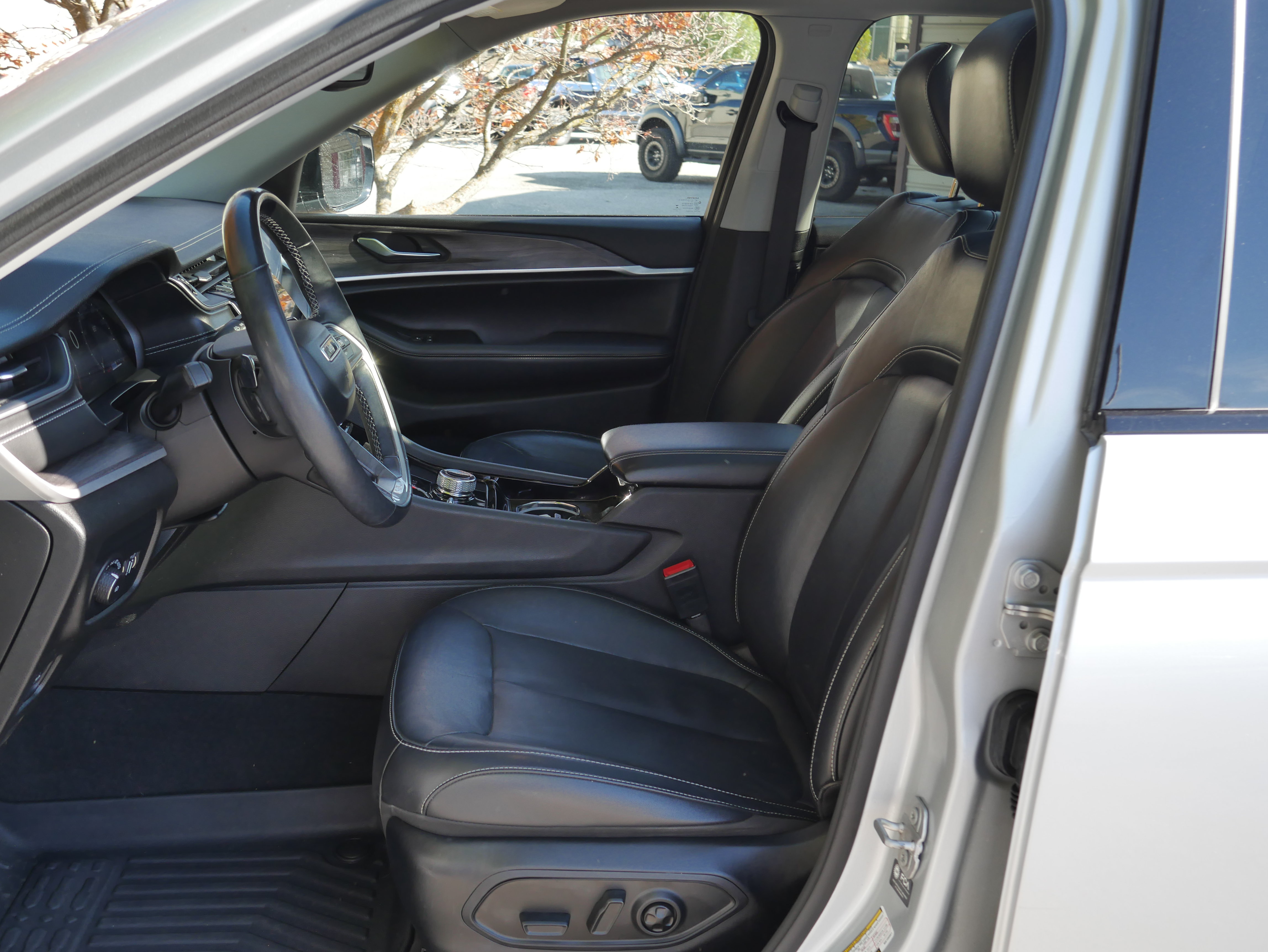 Used 2021 Jeep Grand Cherokee L Limited AWD/4WD image 3