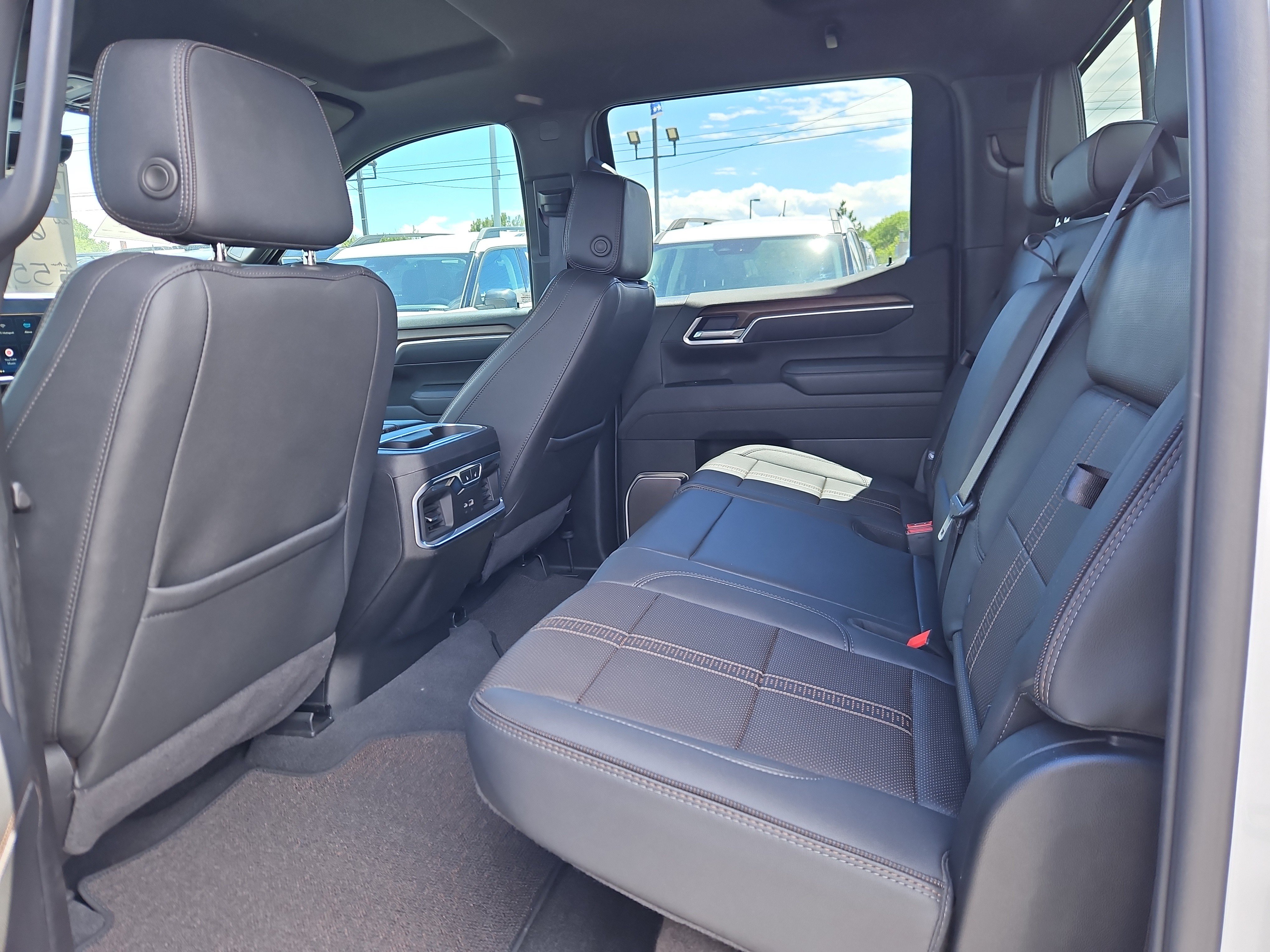 Used 2025 Chevrolet Silverado 1500 High Country w/ Technology Package AWD/4WD image 8