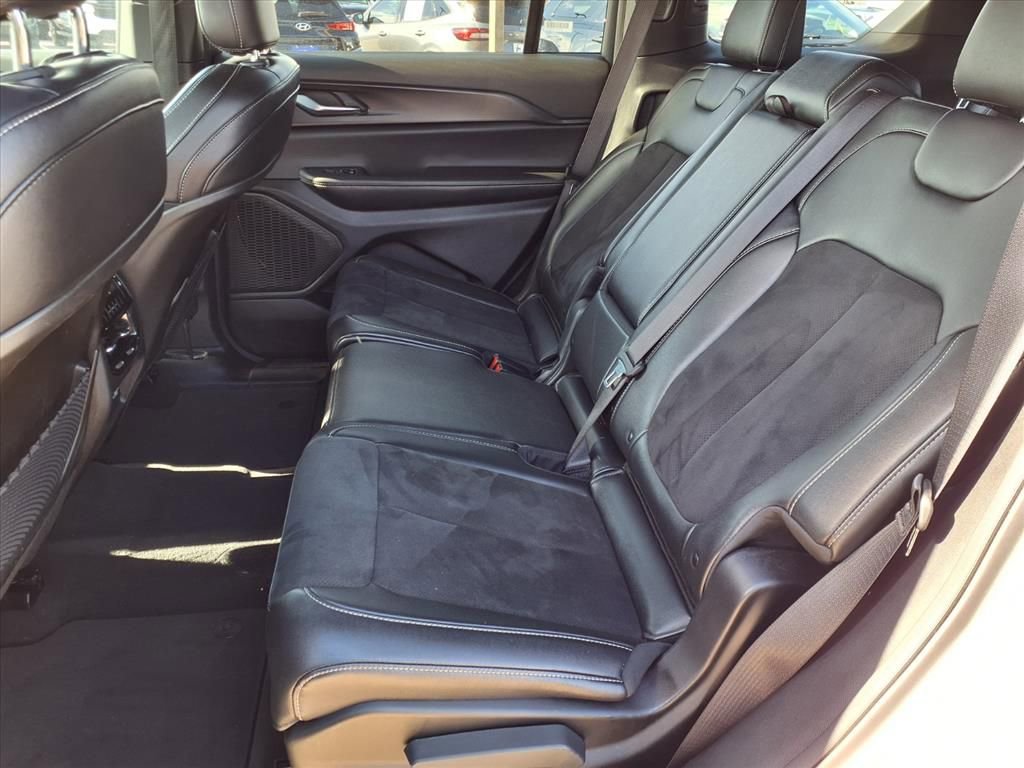 Used 2024 Jeep Grand Cherokee L Laredo image 25