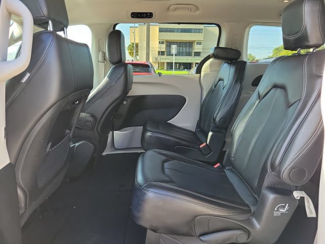 Used 2024 Chrysler Pacifica Touring-L FWD image 10
