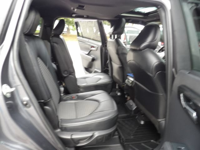 Used 2022 Toyota Highlander XSE AWD/4WD image 32