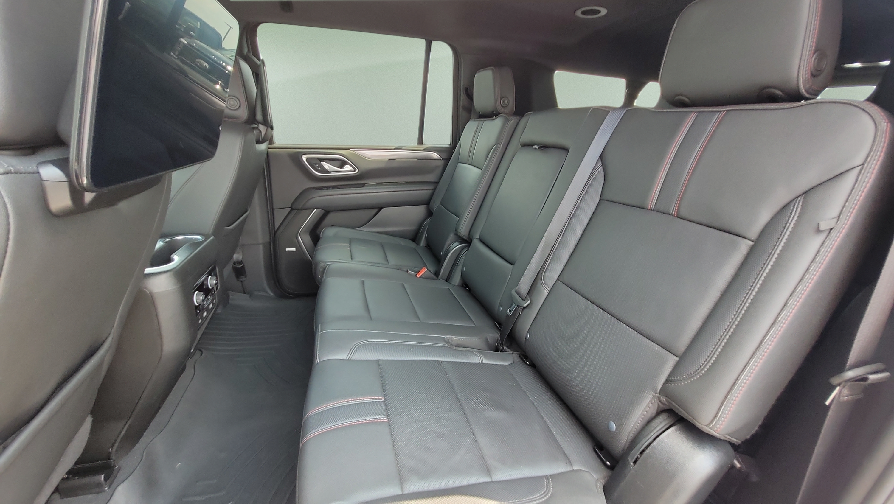 Used 2024 Chevrolet Suburban RST w/ Luxury Package AWD/4WD image 18