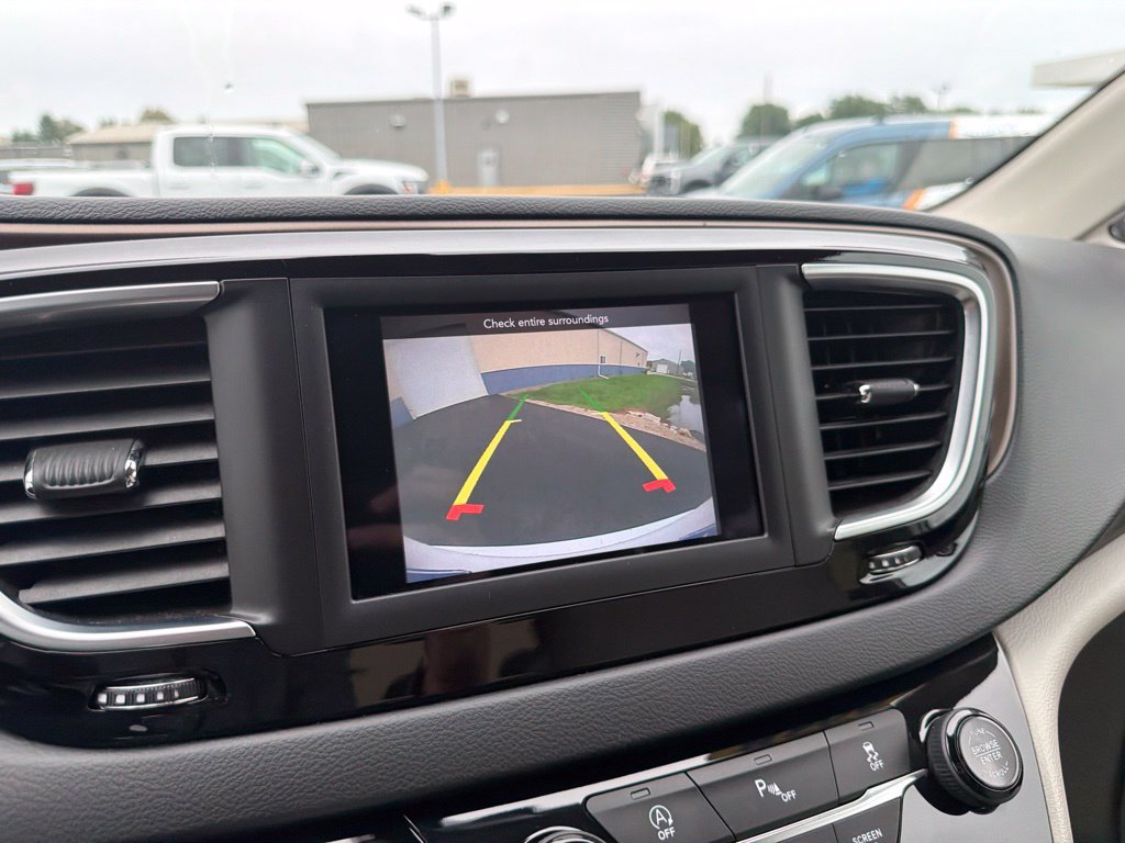 Used 2018 Chrysler Pacifica Touring-L w/ Tire & Wheel Group FWD image 19
