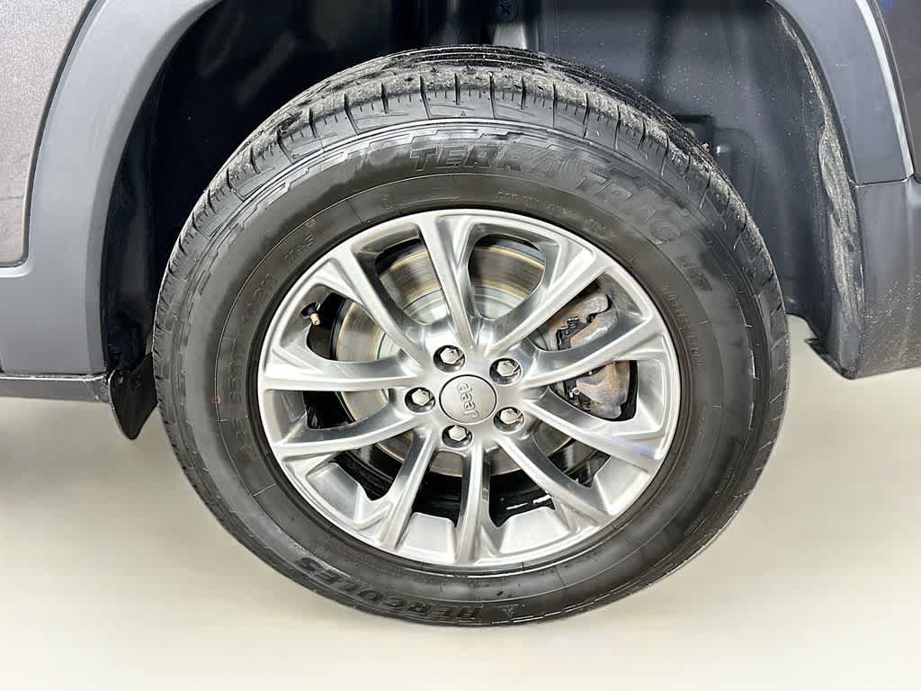 Used 2019 Jeep Cherokee Latitude Plus w/ Cold Weather Group AWD/4WD image 8