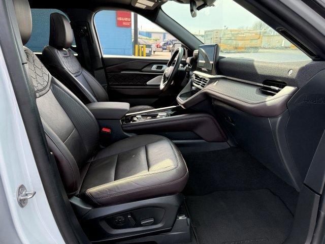 Certified 2025 Ford Explorer Platinum w/ LUX Leather Package image 27