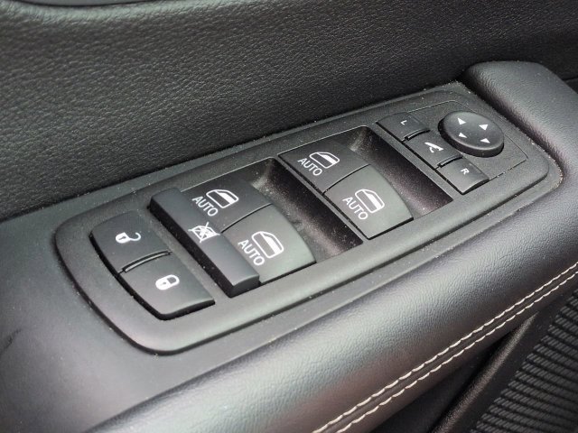 Used 2026 Chrysler Pacifica Limited FWD image 32