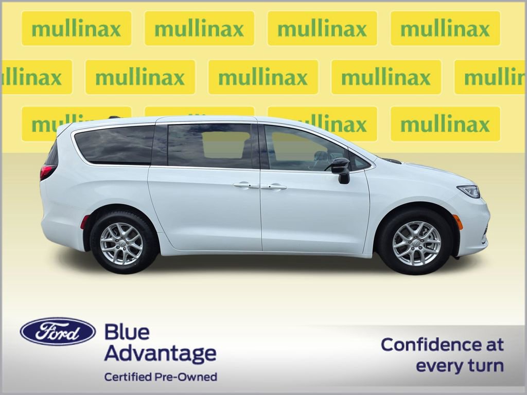 Used 2025 Chrysler Pacifica Select FWD video 2