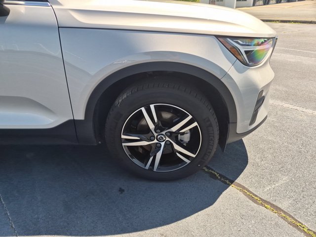 Used 2025 Volvo XC40 B5 Core AWD/4WD image 11