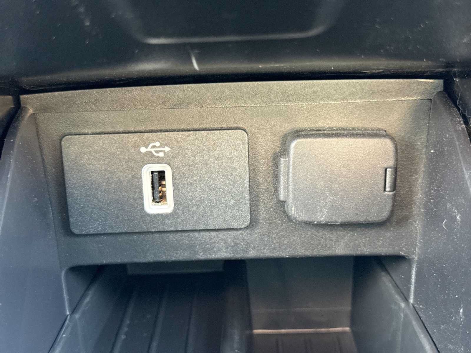 Certified 2018 Ford Explorer XLT w/ XLT Technology Feature Bundle FWD image 32