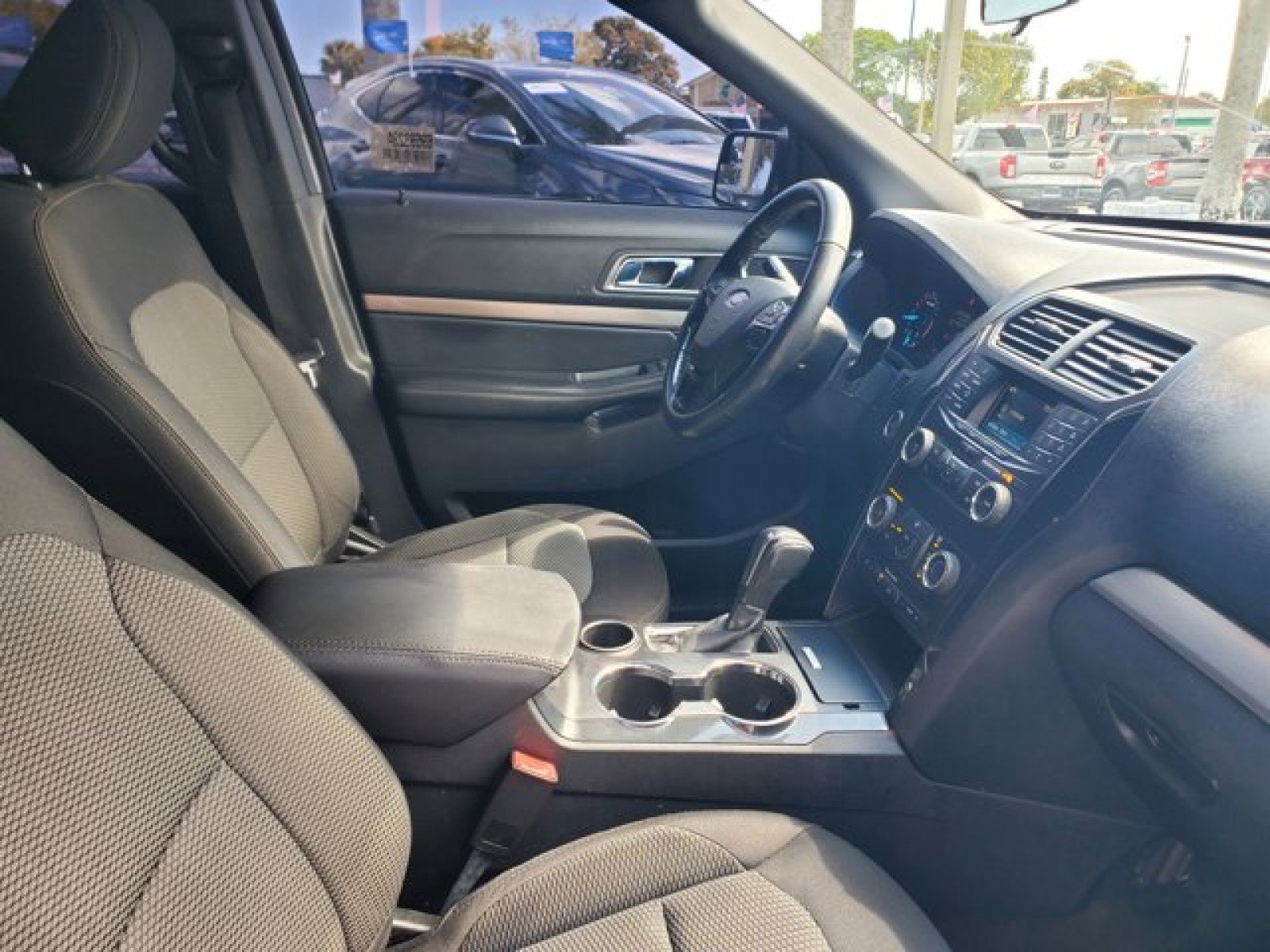 Certified 2018 Ford Explorer XLT FWD image 33