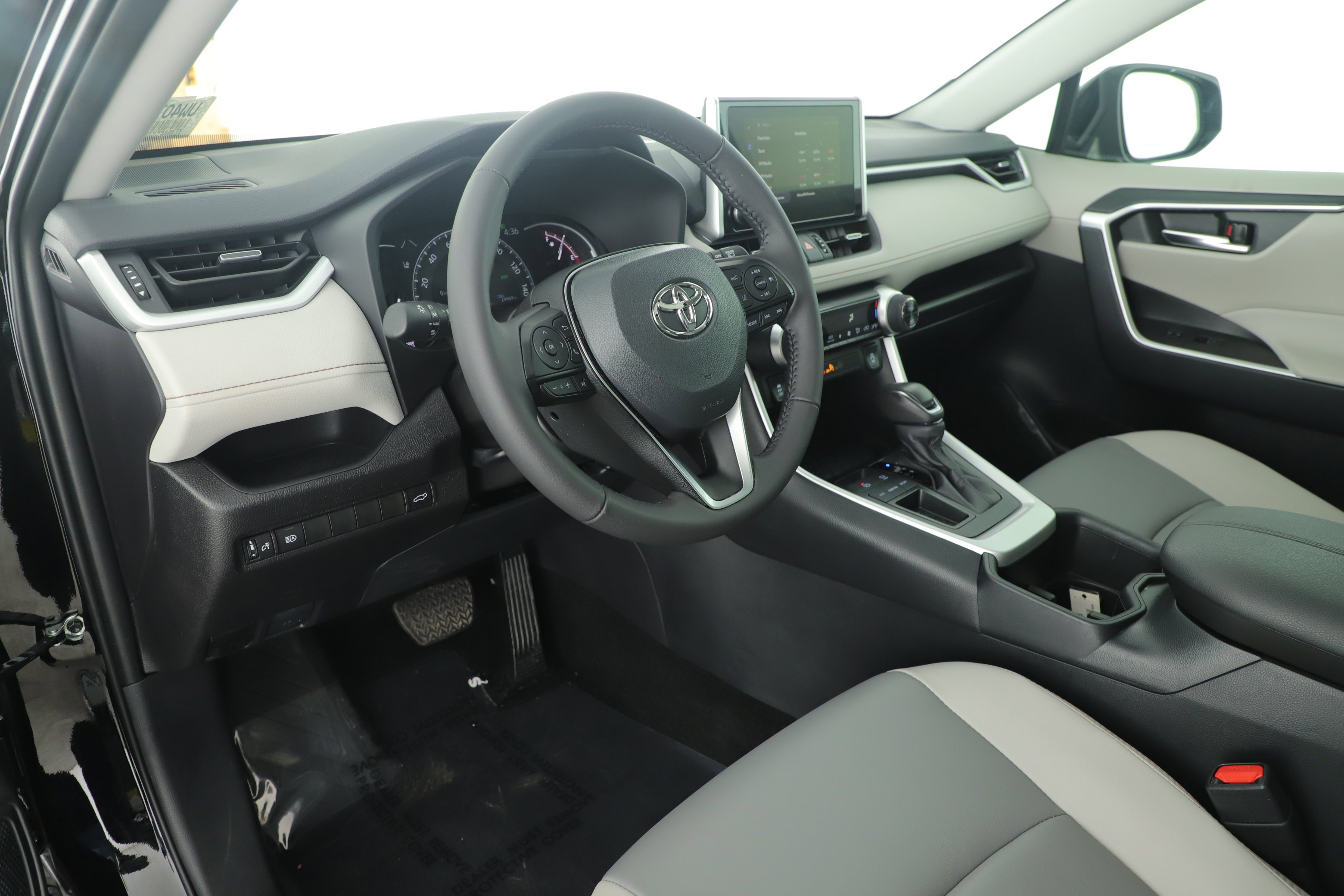 Used 2025 Toyota RAV4 XLE Premium FWD image 10
