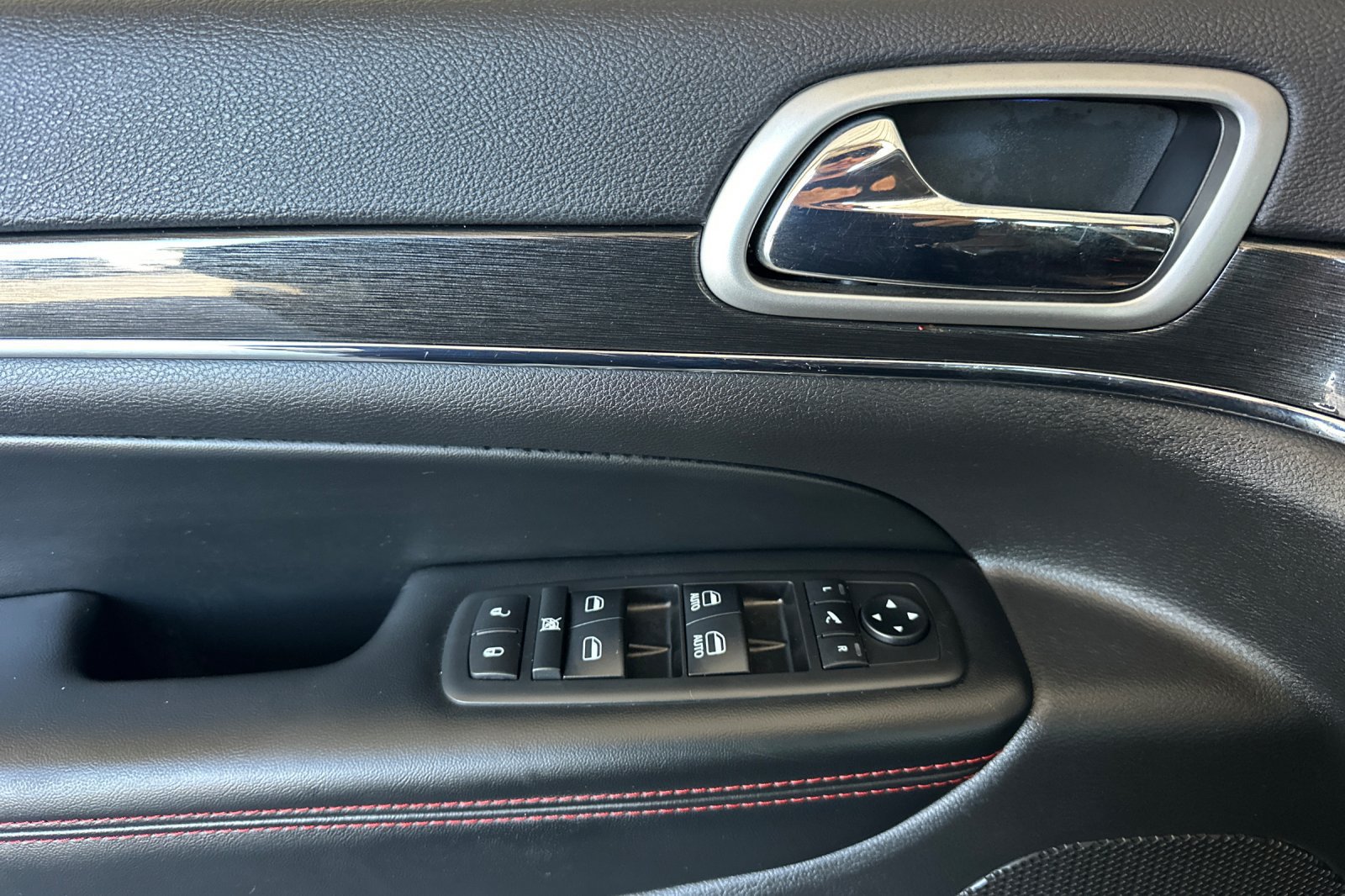 Used 2018 Jeep Grand Cherokee Trailhawk w/ Trailhawk Luxury Group AWD/4WD image 11