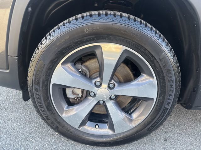 Used 2019 Jeep Cherokee Limited AWD/4WD image 13